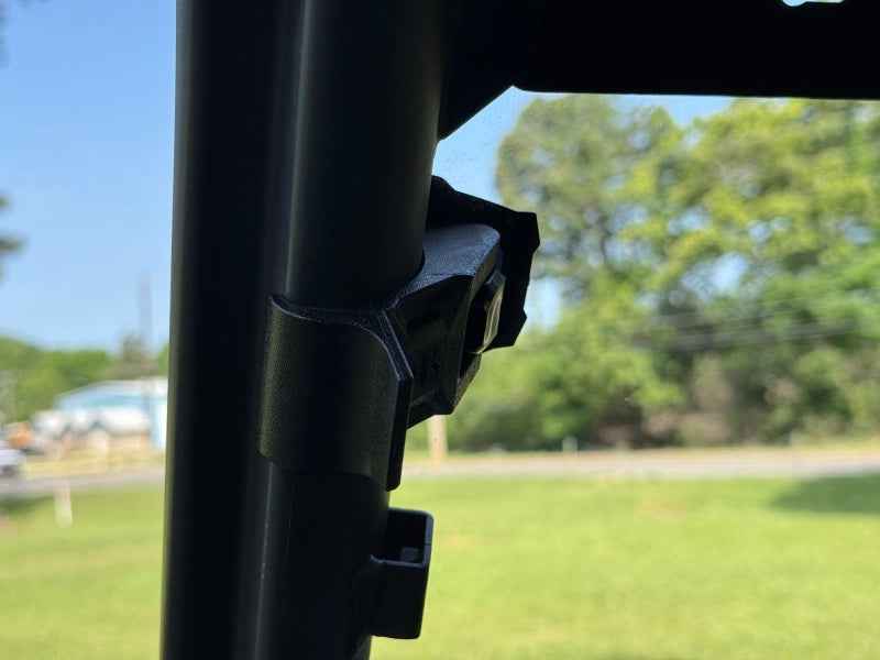 Close-up of Seizmik 25+ CFMoto UForce 1000/ 1000 XL Toolless Windshield-UV mount