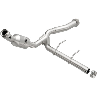 Magnaflow Conv DF 2011-2014 F-150 5.0L Underbody, direct-fit catalytic converter for enhanced engine performance and compliance.