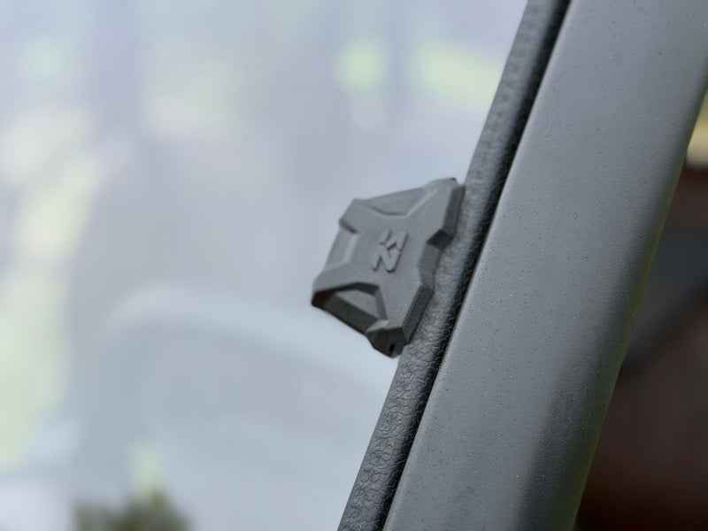 Seizmik 25+ CF Moto U10/ 10 XL Pro Toolless Windshield - Hardcoated close-up